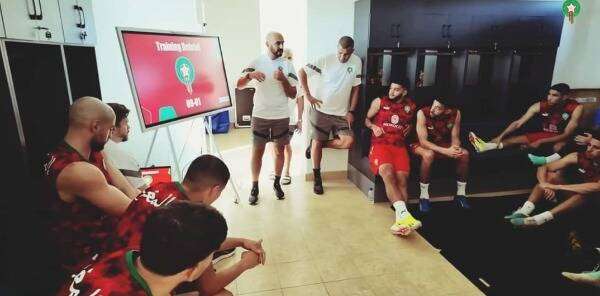 الركراكي مع لاعبي المنتخب المغربي