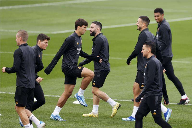 كارفاخال يتوسط لاعبي ريال مدريد