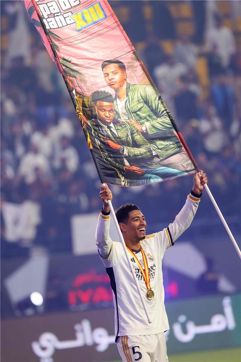 جود بيلينجهام مع اللافتة