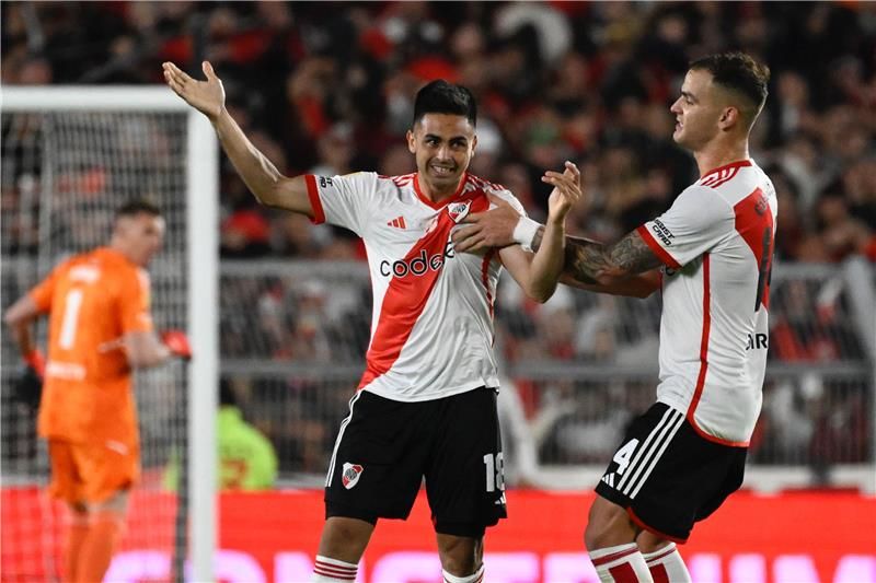 جونزالو مارتينيز ( يسار)