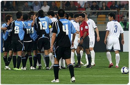 الأجواء العدائية بين لاعبي كواساكي وتيدا الصيني في نسخة 2009