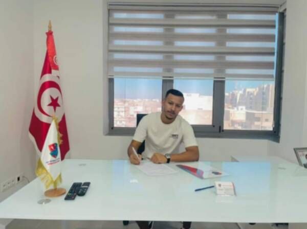 إسكندر أثناء التوقيع