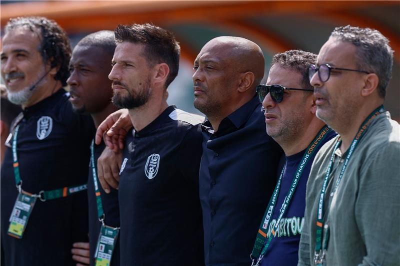 أمير عبدو مع الجهاز الفني لمنتخب موريتانيا