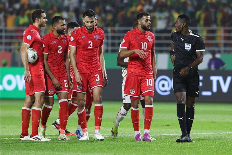 لاعبو منتخب تونس مع حكم اللقاء