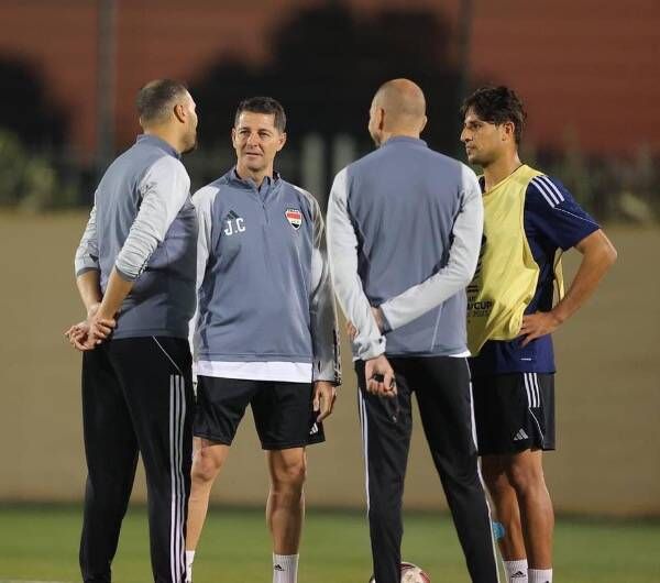 كاساس مع جهازه المعاون