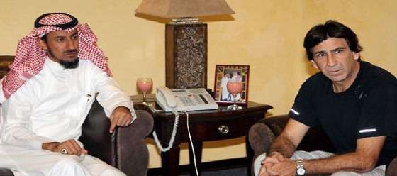 المدرب مع نائب رئيس النادي عامر السلهام