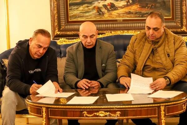 من جلسة توقيع العقود