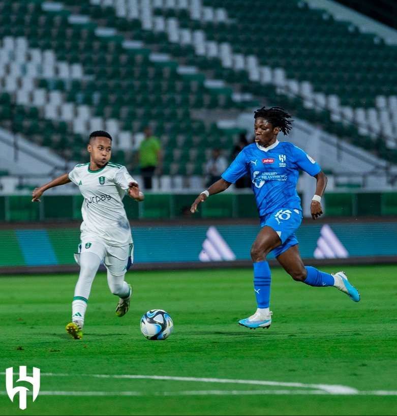 حورية الشمراني (يسار) ضد الغانية مافيس أوسو