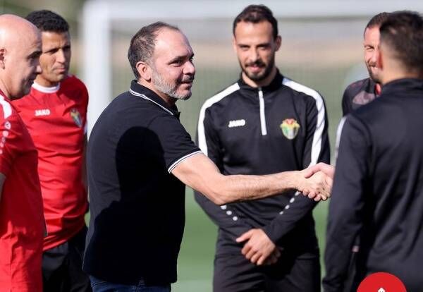 الأمير علي مع اللاعبين