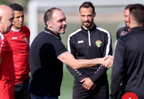 الأمير علي مع اللاعبين