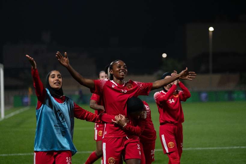 الكاميرونية أجارا نشوت مع لاعبات القادسية