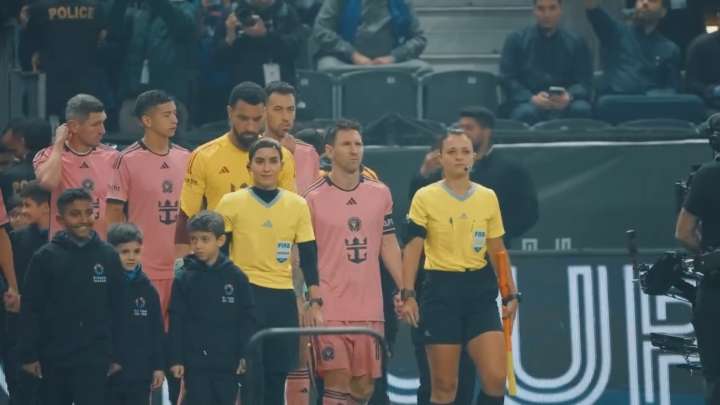 الحكمة السعودية هبة العويضي (يسار)