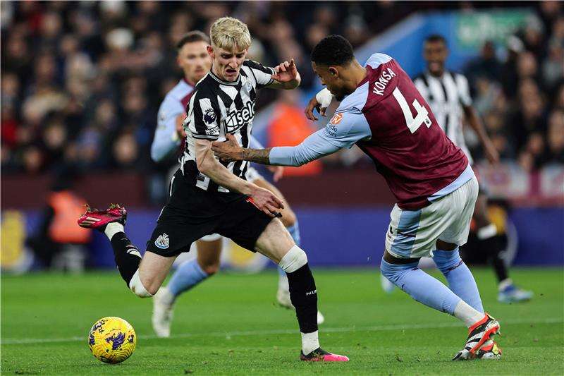 جانب من مباراة نيوكاسل وفيلا