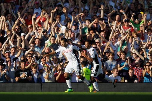 ديمبلي و ديمبسي يحتفلان بأحد أهداف الكوتاجرز 