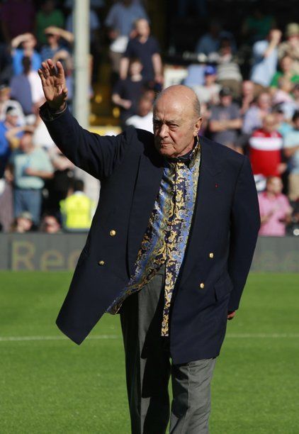 المصري محمد الفايد مالك نادي فولهام يحيي جماهيرة قبيل المباراة 