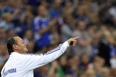 مدرب شالكه يعطى التعليمات لفريقه