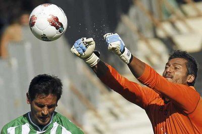 حارس  ليفانتي يبعد احدى الكرات الصعبة