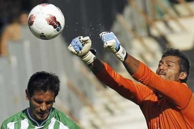 حارس  ليفانتي يبعد احدى الكرات الصعبة