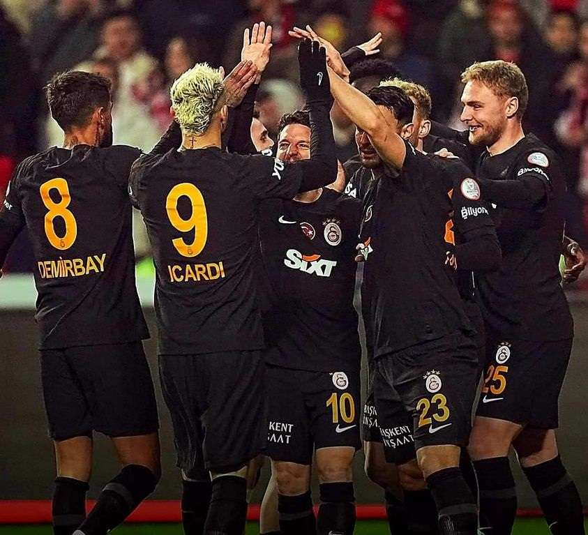 لاعبو جالطة سراي