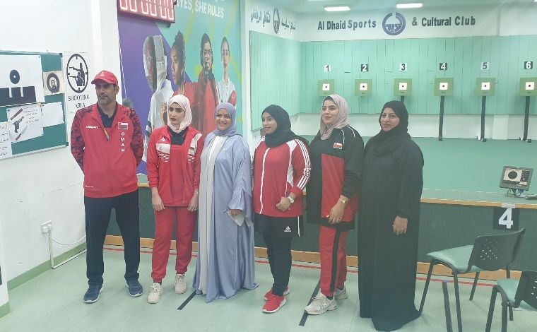 سعادة الإسماعيلية (وسط) مع لاعبات الرماية