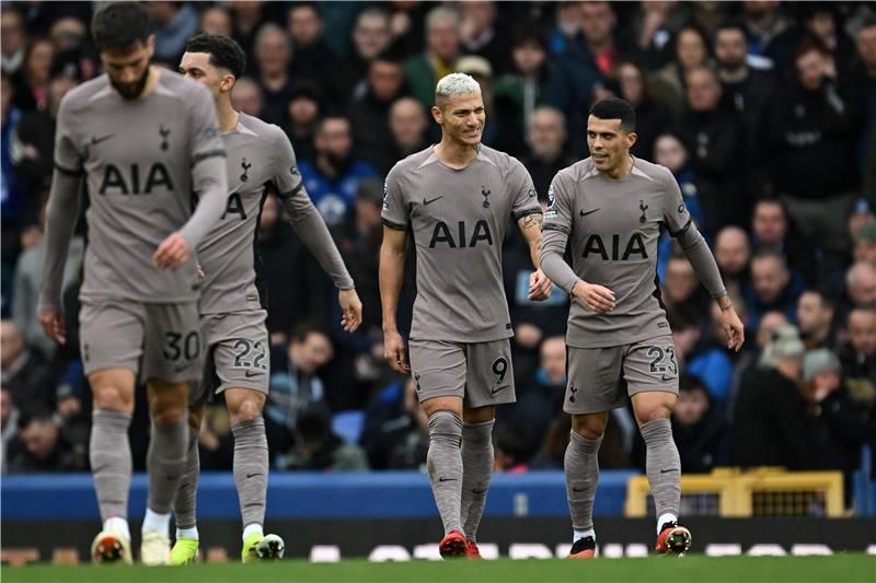 لاعبو توتنهام هوتسبير