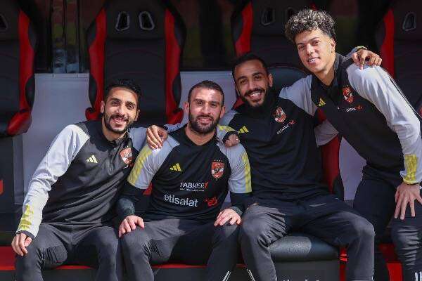 عمر كمال مع لاعبي الأهلي