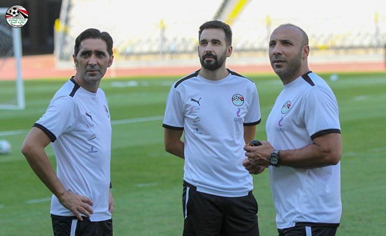 أيمن عبد العزيز مع منتخب مصر - صورة رسمية