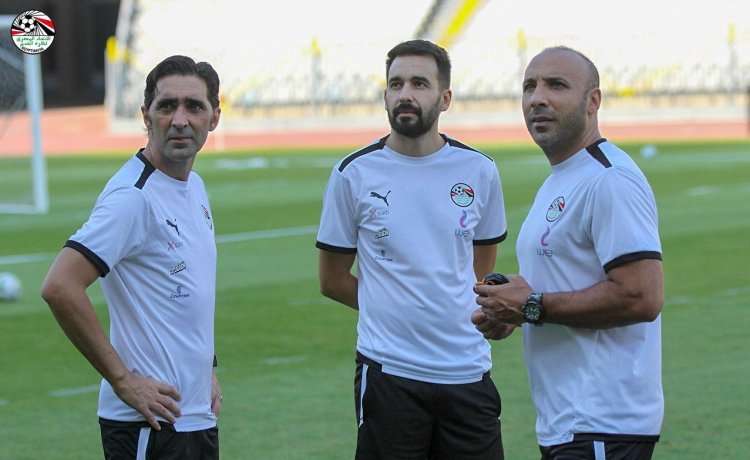 أيمن عبد العزيز مع منتخب مصر - صورة رسمية