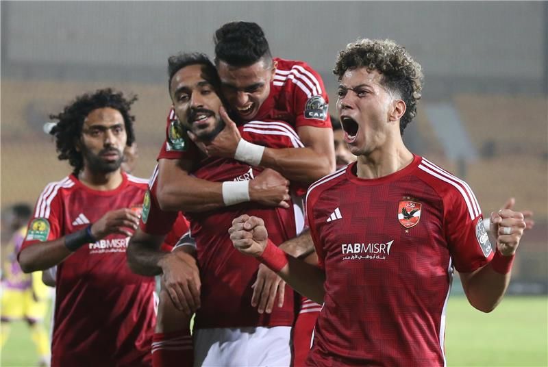 إمام عاشور مع لاعبي الأهلي