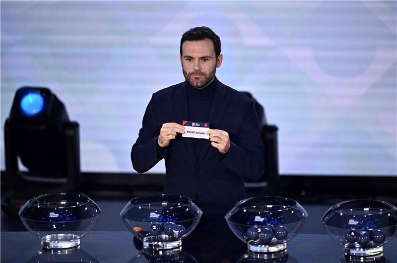 النجم الإسباني خوان ماتا خلال سحب القرعة