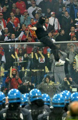 صورة من شغب جماهير صربيا في لقاء الذهاب