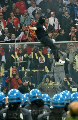 صورة من شغب جماهير صربيا في لقاء الذهاب