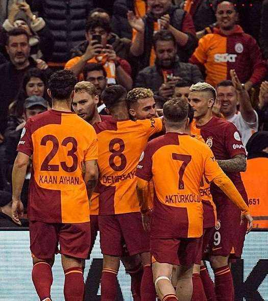 فرحة لاعبي جالطة سراي