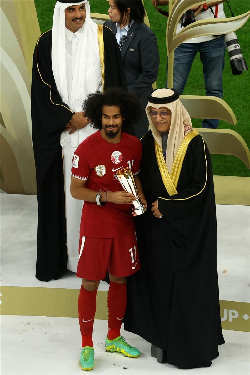 الشيخ سلمان مع نجم قطر أكرم عفيف