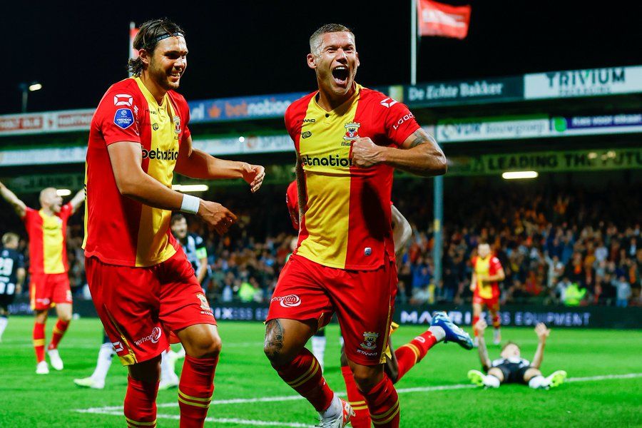 لاعبو جو أهيد إيجلز