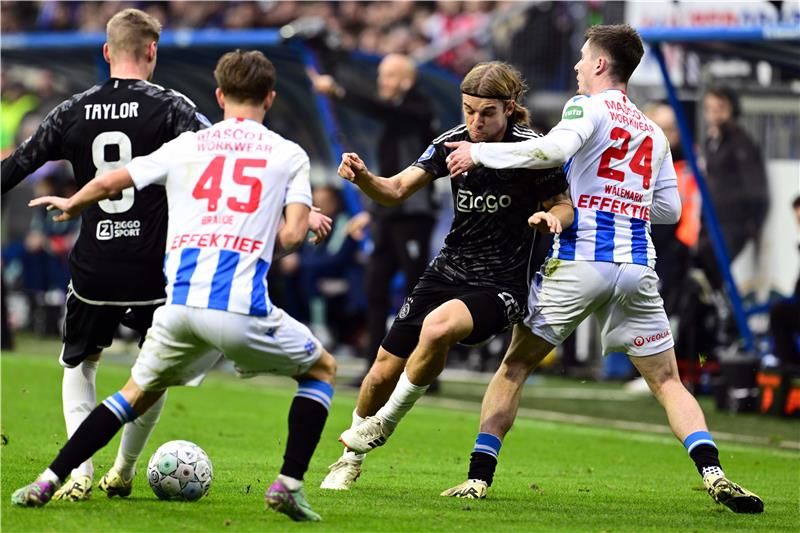 جانب من لقاء هيرنفين وأياكس