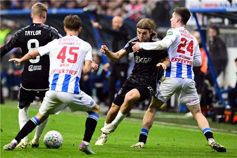 جانب من لقاء هيرنفين وأياكس