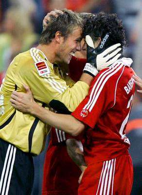 رنسينغ الحارس الثاني لميونيخ يعانق زميله هارغرفز بعد انتهاء المباراة