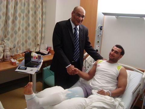 مأمون الخطيب لدى زيارته للاعب عبدالرحمن محمد