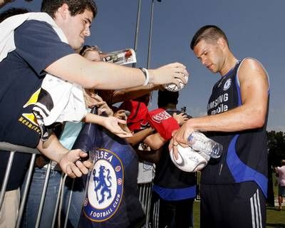 بالاك يوقع أوتوغرافات بعد حصة تدريبية لتشيلسي يوم أمس