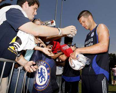 بالاك يوقع أوتوغرافات بعد حصة تدريبية لتشيلسي يوم أمس