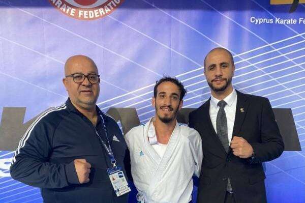 عمر شقرة يتوسط مدربيه