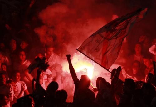 جماهير الزمالك أثناء إشعالها للألعاب النارية في مباراة الكأس