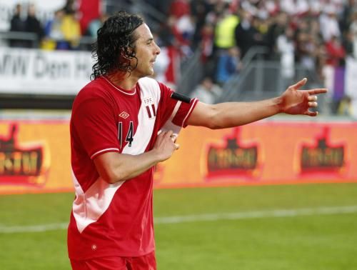 بيتزارو أثناء تمثيله منتخب بيرو