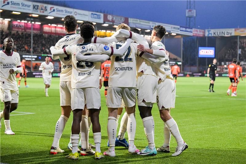 لاعبو أيندهوفن