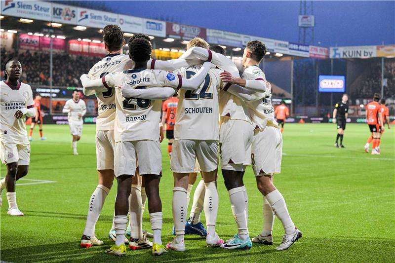 لاعبو أيندهوفن