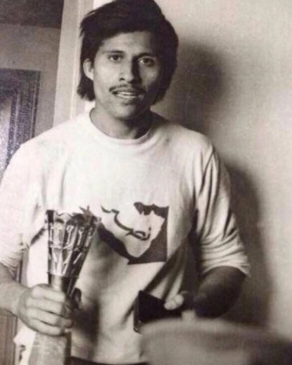 الأمير ممدوح خلال ارتدائه قميص النصر