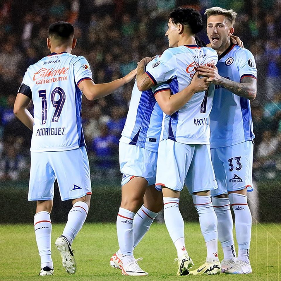 فرحة لاعبي كروز أزول