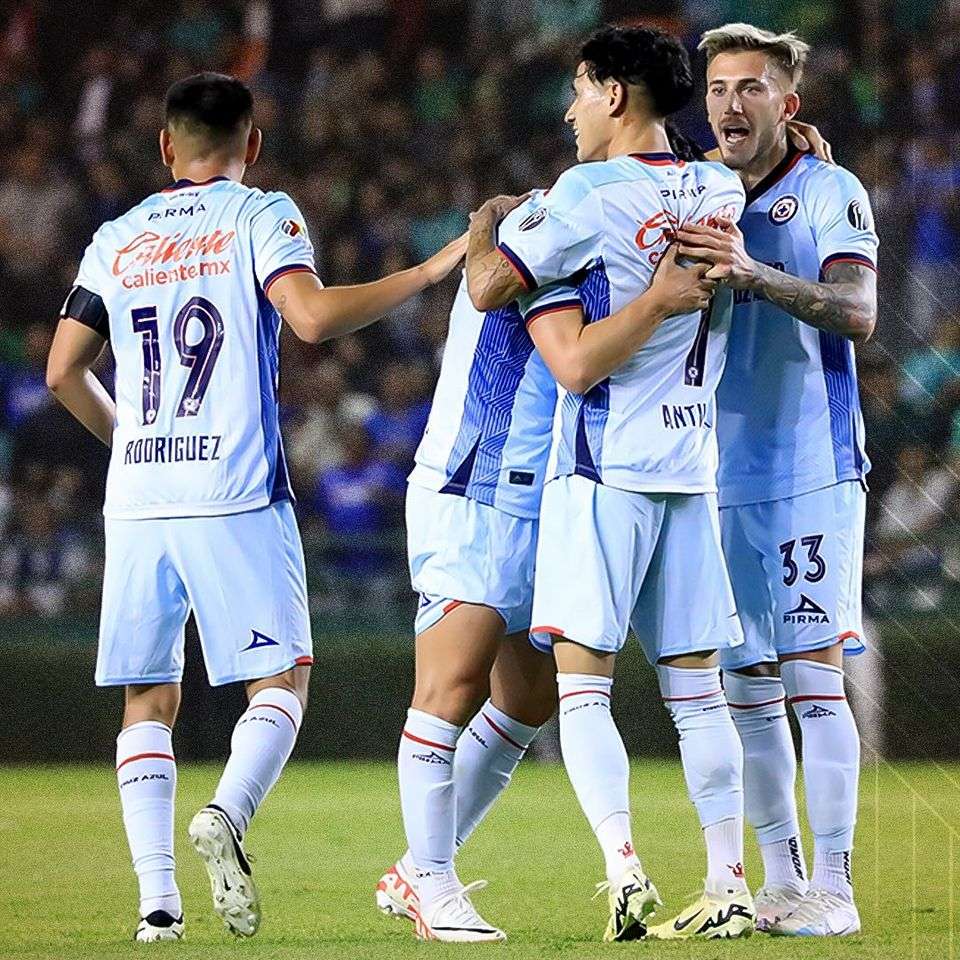 فرحة لاعبي كروز أزول