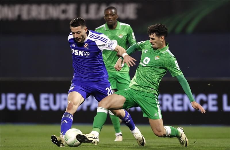 من لقاء دينامو زغرب وريال بيتيس